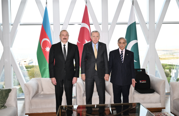 Azərbaycan Prezidentinin, Türkiyə Prezidentinin və Pakistanın Baş nazirinin üçtərəfli görüşü olub 
